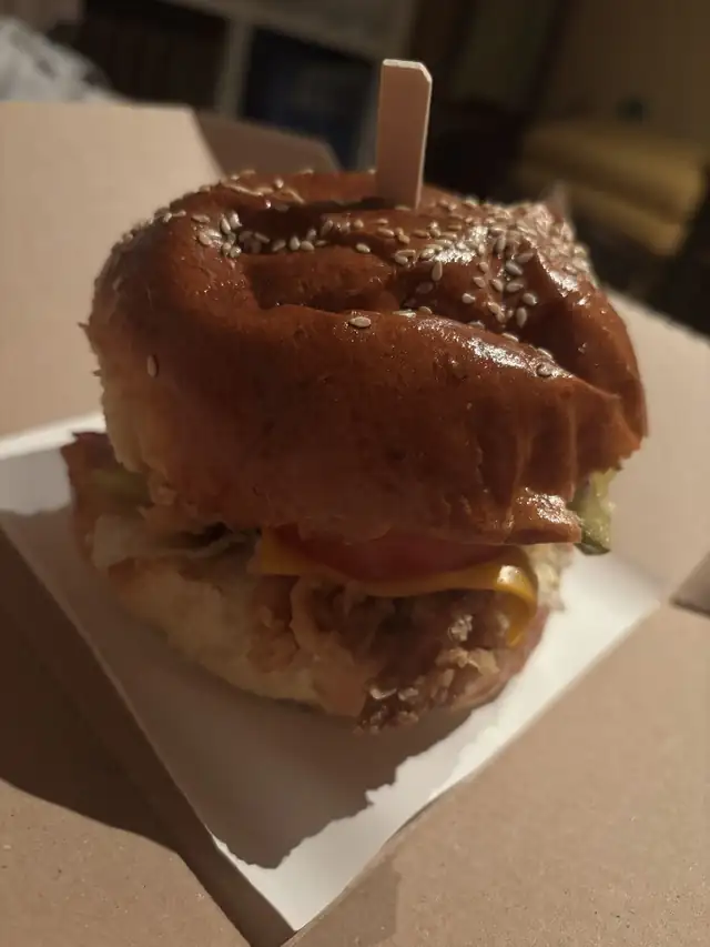 Burger w kraftowym pudełku
