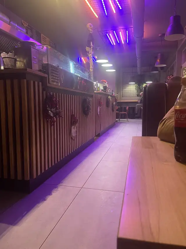 Bar w fioletowym świetle