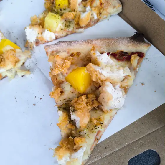 Pizza z kurczakiem i ananasem