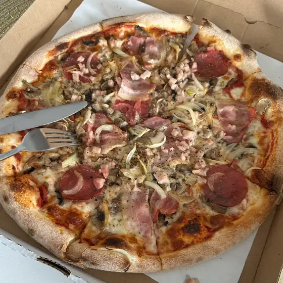 Pizza z salami i pieczarkami