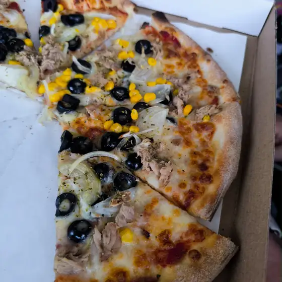 Pizza z oliwkami i kukurydzą